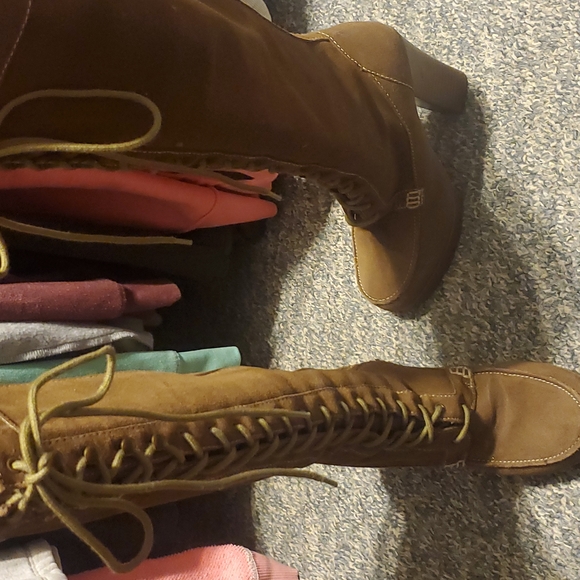 Brown tie up boots - Picture 4 of 4